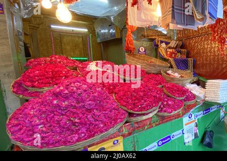 Un dévot musulman se trouve à côté d'un stand vendant des pétales de fleurs au sanctuaire de Soufi saint Khwaja Moinuddin Chishti à Ajmer, Rajasthan, Inde, le 14 août 2021. Photo par ABACAPRESS.COM Banque D'Images