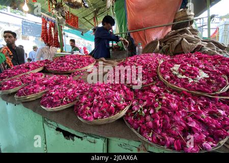 Un dévot musulman se trouve à côté d'un stand vendant des pétales de fleurs au sanctuaire de Soufi saint Khwaja Moinuddin Chishti à Ajmer, Rajasthan, Inde, le 14 août 2021. Photo par ABACAPRESS.COM Banque D'Images