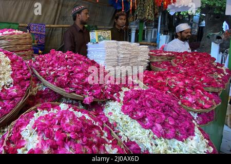 Un dévot musulman se trouve à côté d'un stand vendant des pétales de fleurs au sanctuaire de Soufi saint Khwaja Moinuddin Chishti à Ajmer, Rajasthan, Inde, le 14 août 2021. Photo par ABACAPRESS.COM Banque D'Images