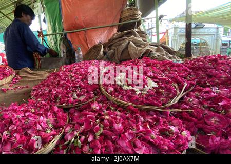 Un dévot musulman se trouve à côté d'un stand vendant des pétales de fleurs au sanctuaire de Soufi saint Khwaja Moinuddin Chishti à Ajmer, Rajasthan, Inde, le 14 août 2021. Photo par ABACAPRESS.COM Banque D'Images