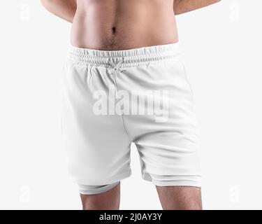 Maquette de short de sport blanc avec pantalon de compression, cordons de serrage, taille élastique, survêtement sur un homme. Modèle de sous-short, isolé sur Banque D'Images