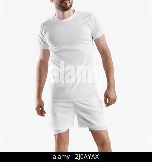 Maquette de survêtement blanche, short ample avec ligne de compression sous-pantalon, t-shirt sur homme, isolé en arrière-plan, vue avant. Modèle SPORTSWEAR, unders Banque D'Images