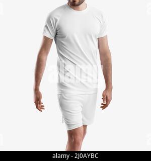 Modèle de survêtement blanc, short avec ligne de compression sous-pantalon, t-shirt sur homme, isolé sur fond. Mockup de vêtements texturés pour le sport, la course à pied, Banque D'Images