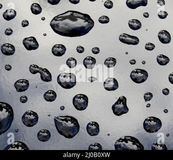 Arrière-plan de l'eau pure gouttes sur la surface de métal noir Banque D'Images