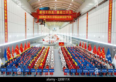 (220318) -- YAJIANG, 18 mars 2022 (Xinhua) -- la photo prise le 18 mars 2022 montre une cérémonie célébrant l'exploitation de toutes les unités de production d'énergie de l'usine hydroélectrique de Lianghekou sur le fleuve Yalong dans la préfecture autonome tibétaine de Garze, dans la province du Sichuan, au sud-ouest de la Chine. Avec la mise en service officielle de la dernière centrale électrique de 500 000 kW, la centrale hydroélectrique de Lianghekou construite à une altitude moyenne de 3 000 mètres, la plus haute du genre en Chine, est entièrement opérationnelle vendredi. Avec une capacité installée totale prévue de 3 millions de kW et un investissement approuvé de 66,5 Banque D'Images