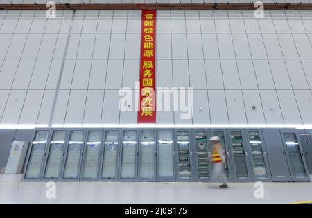 (220318) -- YAJIANG, 18 mars 2022 (Xinhua) -- Un agent de maintenance inspecte les équipements de surveillance de l'usine hydroélectrique de Lianghekou sur le fleuve Yalong, dans la préfecture autonome tibétaine de Garze, dans la province du Sichuan, au sud-ouest de la Chine, le 17 mars 2022. Avec la mise en service officielle de la dernière centrale électrique de 500 000 kW, la centrale hydroélectrique de Lianghekou construite à une altitude moyenne de 3 000 mètres, la plus haute du genre en Chine, est entièrement opérationnelle vendredi. Avec une capacité installée totale prévue de 3 millions de kW et un investissement approuvé de 66,5 milliards de yuans (environ 10,5 billo Banque D'Images