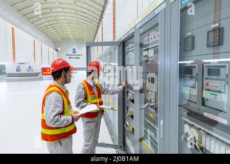 (220318) -- YAJIANG, 18 mars 2022 (Xinhua) -- des membres du personnel de maintenance inspectent les équipements de surveillance de l'usine hydroélectrique de Lianghekou sur le fleuve Yalong, dans la préfecture autonome tibétaine de Garze, dans la province du Sichuan, au sud-ouest de la Chine, le 17 mars 2022. Avec la mise en service officielle de la dernière centrale électrique de 500 000 kW, la centrale hydroélectrique de Lianghekou construite à une altitude moyenne de 3 000 mètres, la plus haute du genre en Chine, est entièrement opérationnelle vendredi. Avec une capacité installée totale prévue de 3 millions de kW et un investissement approuvé de 66,5 milliards de yuans (environ 10,5 billo Banque D'Images