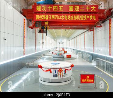 (220318) -- YAJIANG, 18 mars 2022 (Xinhua) -- photo prise le 18 mars 2022 montre les six unités de production d'énergie de la centrale hydroélectrique de Lianghekou sur le fleuve Yalong dans la préfecture autonome tibétaine de Garze, dans la province du Sichuan, au sud-ouest de la Chine. Avec la mise en service officielle de la dernière centrale électrique de 500 000 kW, la centrale hydroélectrique de Lianghekou construite à une altitude moyenne de 3 000 mètres, la plus haute du genre en Chine, est entièrement opérationnelle vendredi. Avec une capacité installée totale prévue de 3 millions de kW et un investissement approuvé de 66,5 milliards de yuans (environ 10,5 milliards de U.S.) Banque D'Images