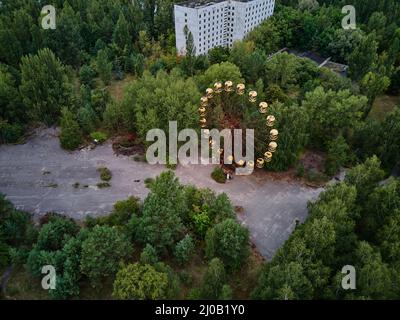 Vue aérienne de l'ancienne grande roue abandonnée dans le parc d'attractions de la ville fantôme de Pripyat Ukraine. Zone d'aliénation de la centrale nucléaire de Tchernobyl Banque D'Images