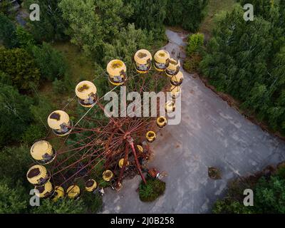 Vue aérienne de l'ancienne grande roue abandonnée dans le parc d'attractions de la ville fantôme de Pripyat Ukraine. Zone d'aliénation de la centrale nucléaire de Tchernobyl Banque D'Images