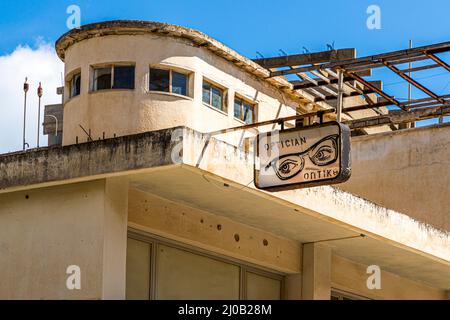 Le district de Varosha (Kapalı Maraş) à Famagusta (Chypre) a été entre 1970 et 1974 l'une des destinations touristiques les plus populaires dans le monde. Ses habitants chypriotes grecs se sont enfuis lors de l'invasion turque de Chypre en 1974, lorsque la ville de Famagusta a été contrôlée par la Turquie. Il est resté abandonné depuis et les bâtiments ont cessé de se départir. Si vous regardez de près, vous verrez des classiques de l'architecture. La conception du 1960s n'a jamais été oublielle. Le temps est tout simplement resté immobile, tandis que les politiciens ne peuvent pas jusqu'à présent s'entendre sur un nouveau statut pour le district Banque D'Images