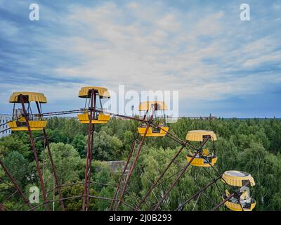 Vue aérienne de l'ancienne grande roue abandonnée dans le parc d'attractions de la ville fantôme de Pripyat Ukraine. Zone d'aliénation de la centrale nucléaire de Tchernobyl Banque D'Images