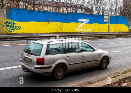 Teplice, République tchèque. 17th mars 2022. Les médecins légistes ont cherché des traces autour de la lettre majuscule blanche Z, qui est apparue sur le mur bordant le tronçon à travers la ville de Teplice, République tchèque, peinte dans les couleurs du drapeau ukrainien, le 17 mars 2022. En Russie, les gens placent la lettre Z sur des voitures, des maisons ou des vêtements, par exemple. Ils expriment leur soutien aux forces russes en Ukraine. Crédit : Ondrej Hajek/CTK photo/Alay Live News Banque D'Images