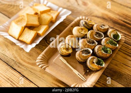 Escargots de Bourgogne - Bourgogne avec fromage bleu sur une assiette. Banque D'Images
