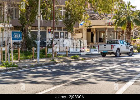 Le quartier de Varosha (Kapalı Maraş) à Famagouste (Chypre) était entre 1970 et 1974 l'une des destinations touristiques les plus populaires dans le monde. Ses habitants chypriotes grecs ont fui lors de l'invasion turque de Chypre en 1974, lorsque la ville de Famagouste est passée sous contrôle turc. Il est resté abandonné depuis et les bâtiments se sont dégradés. Une poignée de routes à l'intérieur de la station ont été refaites pour faciliter l'exploration. Il est même possible de louer un vélo une fois que vous passez par le poste de contrôle militaire - bien qu'il n'y ait que quelques rues ouvertes et que la zone soit assez petite pour marcher Ar Banque D'Images