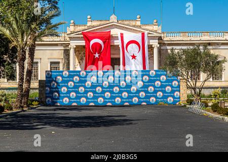 Le quartier de Varosha (Kapalı Maraş) à Famagouste (Chypre) était entre 1970 et 1974 l'une des destinations touristiques les plus populaires dans le monde. Ses habitants chypriotes grecs ont fui lors de l'invasion turque de Chypre en 1974, lorsque la ville de Famagouste est passée sous contrôle turc. Il est resté abandonné depuis et les bâtiments se sont dégradés. Bien que les Chypriotes grecs – y compris ceux dont les familles ont fui la région en 1974 – soient désormais autorisés à visiter et même à vendre leurs biens (par l’intermédiaire d’une organisation gouvernementale chypriote turque), certains perçoivent la réouverture comme une pression sur le Cypr grec Banque D'Images