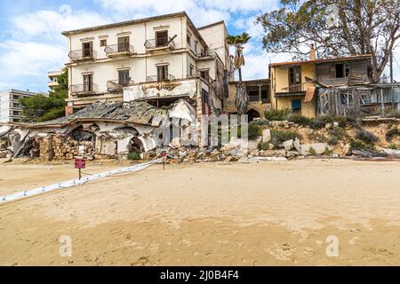 La façade de l'hôtel King George sur la plage de sable de Varosha de 8 km de long. Le quartier de Varosha (Kapalı Maraş) à Famagouste (Chypre) était entre 1970 et 1974 l'une des destinations touristiques les plus populaires dans le monde. Ses habitants chypriotes grecs ont fui lors de l'invasion turque de Chypre en 1974, lorsque la ville de Famagouste est passée sous contrôle turc. Il est resté abandonné depuis et les bâtiments se sont dégradés. La plupart des habitants d'origine de Varosha (et leurs descendants directs) vivent maintenant au sud de la zone tampon des Nations Unies à Chypre. Ces familles sont toujours les propriétaires légaux des biens en V Banque D'Images