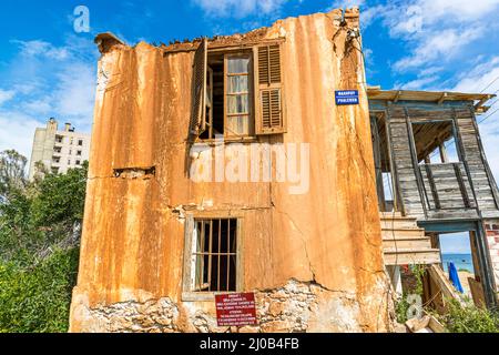 Le quartier de Varosha (Kapalı Maraş) à Famagouste (Chypre) était entre 1970 et 1974 l'une des destinations touristiques les plus populaires dans le monde. Ses habitants chypriotes grecs ont fui lors de l'invasion turque de Chypre en 1974, lorsque la ville de Famagouste est passée sous contrôle turc. Il est resté abandonné depuis et les bâtiments se sont dégradés. La plupart des habitants d'origine de Varosha (et leurs descendants directs) vivent maintenant au sud de la zone tampon des Nations Unies à Chypre. Ces familles sont toujours les propriétaires légaux des propriétés à Varosha, mais tant que la ville est combattue, elles ne peuvent pas la récupérer. En plus, beaucoup Banque D'Images