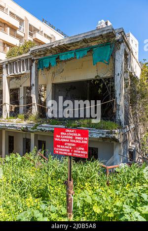 Le quartier de Varosha (Kapalı Maraş) à Famagouste (Chypre) était entre 1970 et 1974 l'une des destinations touristiques les plus populaires dans le monde. Ses habitants chypriotes grecs ont fui lors de l'invasion turque de Chypre en 1974, lorsque la ville de Famagouste est passée sous contrôle turc. Il est resté abandonné depuis et les bâtiments se sont dégradés. La plupart des habitants d'origine de Varosha (et leurs descendants directs) vivent maintenant au sud de la zone tampon des Nations Unies à Chypre. Ces familles sont toujours les propriétaires légaux des propriétés à Varosha, mais tant que la ville est combattue, elles ne peuvent pas la récupérer. En plus, beaucoup Banque D'Images