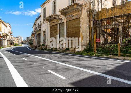 Le district de Varosha (Kapalı Maraş) à Famagusta (Chypre) a été entre 1970 et 1974 l'une des destinations touristiques les plus populaires dans le monde. Ses habitants chypriotes grecs se sont enfuis lors de l'invasion turque de Chypre en 1974, lorsque la ville de Famagusta a été contrôlée par la Turquie. Il est resté abandonné depuis et les bâtiments ont cessé de se départir. Banque D'Images