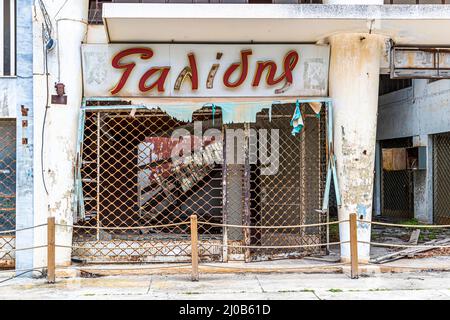 Le district de Varosha (Kapalı Maraş) à Famagusta (Chypre) a été entre 1970 et 1974 l'une des destinations touristiques les plus populaires dans le monde. Ses habitants chypriotes grecs se sont enfuis lors de l'invasion turque de Chypre en 1974, lorsque la ville de Famagusta a été contrôlée par la Turquie. Il est resté abandonné depuis et les bâtiments ont cessé de se départir. Banque D'Images