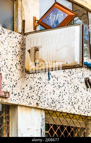 Le district de Varosha (Kapalı Maraş) à Famagusta (Chypre) a été entre 1970 et 1974 l'une des destinations touristiques les plus populaires dans le monde. Ses habitants chypriotes grecs se sont enfuis lors de l'invasion turque de Chypre en 1974, lorsque la ville de Famagusta a été contrôlée par la Turquie. Il est resté abandonné depuis et les bâtiments ont cessé de se départir. Banque D'Images