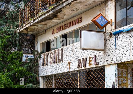 Le district de Varosha (Kapalı Maraş) à Famagusta (Chypre) a été entre 1970 et 1974 l'une des destinations touristiques les plus populaires dans le monde. Ses habitants chypriotes grecs se sont enfuis lors de l'invasion turque de Chypre en 1974, lorsque la ville de Famagusta a été contrôlée par la Turquie. Il est resté abandonné depuis et les bâtiments ont cessé de se départir. Banque D'Images