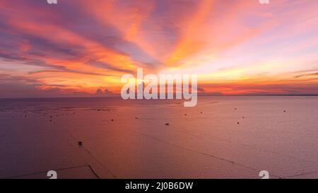 Paysage paisible d'un coucher de soleil doré sur la plage de sable de Bang Sean Sea Banque D'Images
