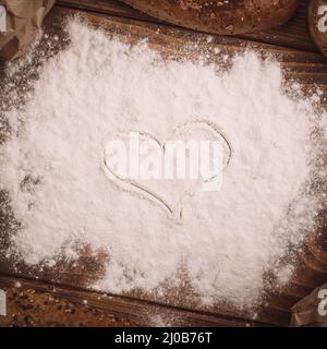 Différents types de pain sur table en bois saupoudrés de farine. Vue de dessus Banque D'Images