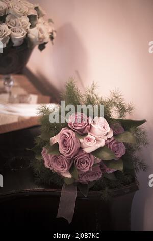 Bouquets de mariée de fleurs roses et blanches Banque D'Images