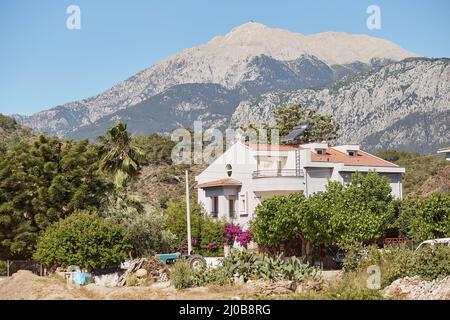 Kemer, Turquie - 24 mai 2021: Vue sur la rue à Kemer: Montagnes, belle nature verte, maisons par jour ensoleillé. Photo de haute qualité Banque D'Images