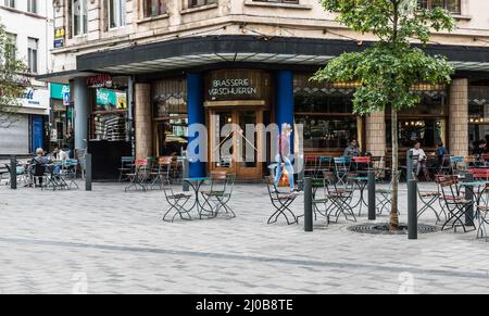 Saint Gilles, Bruxelles- Belgique - 07 08 2019 façade, place, terrasse avec des personnes buvant à l'extérieur de la traditionnelle Brussles Brasserie Verschueren Banque D'Images