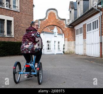 Hakendover, région du Brabant flamand - Belgique, femme blanche de 03 12 2022 à 39 ans avec syndrome de Down conduisant un trichicycle Banque D'Images