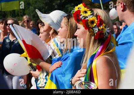 Varsovie, Pologne - 27th juillet 2014 : une femme ukrainienne chante un hymne national de l'Ukraine. Photo de haute qualité Banque D'Images