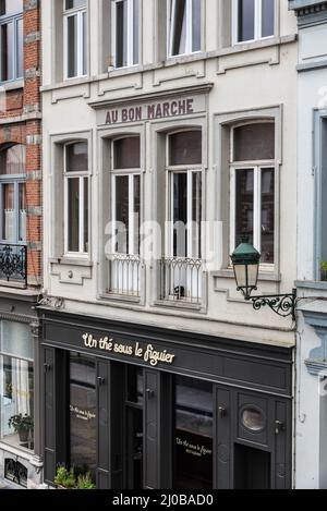 Tournai Doornik, région wallonne - Belgique - 08 14 2019- façade typique d'un petit café et restaurant Banque D'Images