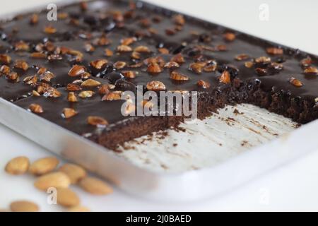 Tranche de gâteau de feuille de Texas. Beurre et gâteau au chocolat coupés en morceaux rectangulaires à l'intérieur de la corbeille à pain. Frais du four. Prise de vue sur fond blanc Banque D'Images