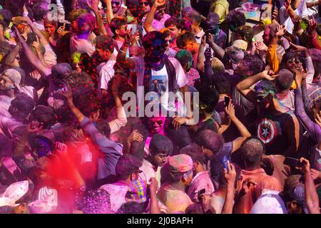 Pushkar, Inde. 18th mars 2022. Les Indiens célèbrent Holi, le festival hindou des couleurs, à Pushkar, en Inde, le vendredi 18 mars, 2022. Credit: Abaca Press/Alamy Live News Banque D'Images