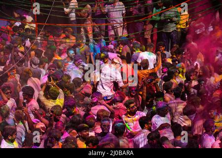 Pushkar, Inde. 18th mars 2022. Les Indiens célèbrent Holi, le festival hindou des couleurs, à Pushkar, en Inde, le vendredi 18 mars, 2022. Credit: Abaca Press/Alamy Live News Banque D'Images
