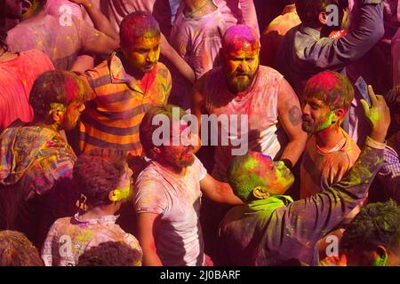 Pushkar, Inde. 18th mars 2022. Les Indiens célèbrent Holi, le festival hindou des couleurs, à Pushkar, en Inde, le vendredi 18 mars, 2022. Credit: Abaca Press/Alamy Live News Banque D'Images