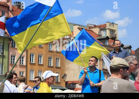 Varsovie, Pologne - 27th juillet 2014 : un homme porte un drapeau ukrainien jaune-bleu. Photo de haute qualité Banque D'Images