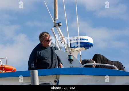 Installation du radar marin Furuno sur un petit bateau touristique Banque D'Images