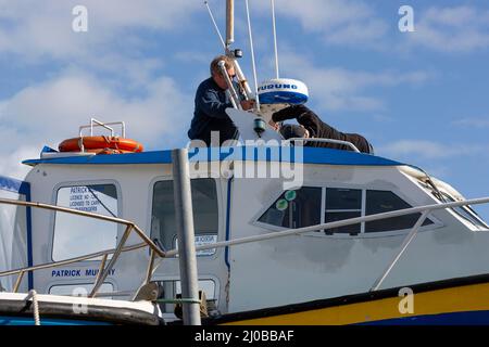 Installation du radar marin Furuno sur un petit bateau touristique Banque D'Images