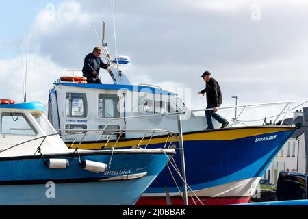 Installation du radar marin Furuno sur un petit bateau touristique Banque D'Images