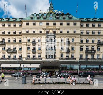 Stockholm, Suède - 07 24 2019- personnes âgées assises devant la façade du Grand Hôtel Banque D'Images