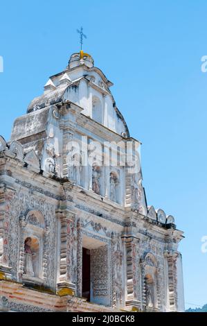 Grande église blanche avec sculptures sur pierre en face de ciel bleu Banque D'Images