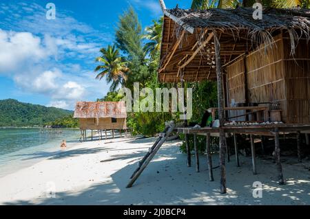 Huttes de bambou Nipa à la plage de sable blanc avec des palmiers Banque D'Images