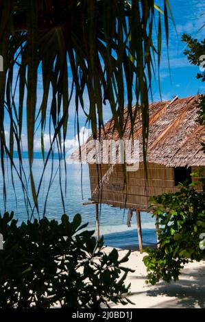 Nipa Hut sur pilotis à une belle plage de sable blanc en face de l'océan Banque D'Images