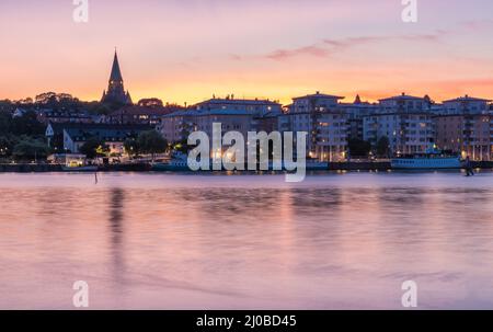 Stockholm, Suède - 07 24 2019 - vue panoramique sur les gratte-ciel et la mer de Stockholm avec un ciel bleu rose violet au crépuscule Banque D'Images