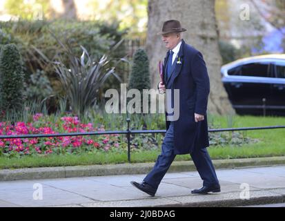 Sir Iain Duncan Smith, député (con: Chingford et Woodford Green), Downing Street, portant un chapeau, 17th mars 2022 Banque D'Images