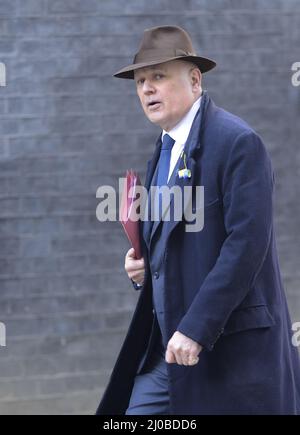 Sir Iain Duncan Smith, député (con: Chingford et Woodford Green), Downing Street, portant un chapeau, 17th mars 2022 Banque D'Images